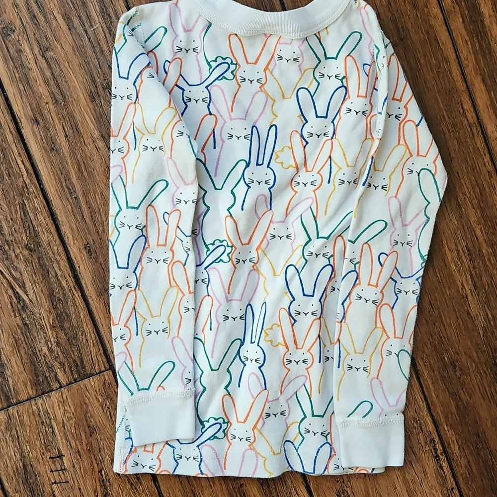 Hanna Andersson Cream Long-Sleeve Tee with Rainbow Bunny Print‎ Size 5